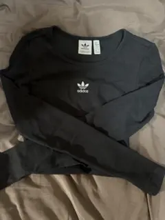 adidas クロップド丈長袖