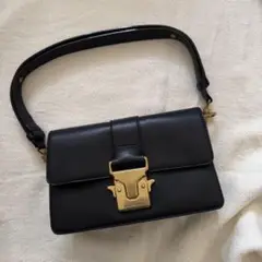 値下げCHARLES & KEITH メタリックアクセント ショルダーバッグ　黒