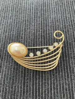 エレガントな波形ブローチ★パール・クリスタル