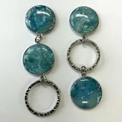 5737 ブルーマーブルチャームとフーブのアシンメトリーピアス