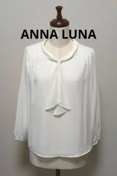 【美品】ANNA LUNA アンナルナ パール付きボウタイ風ブラウス Mサイズのサムネイル