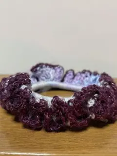 ラメ入り紫色と藤色のフリルシュシュ・手編み