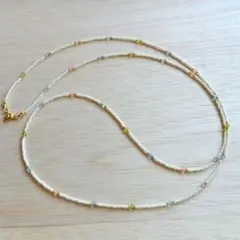 パール色のビーズとピンク・水色・黄緑のラウンドビーズのネックレス