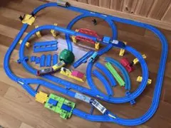 プラレール　まとめ売り　レイアウト　鉄橋　踏切　駅　トンネル　信号機　車両