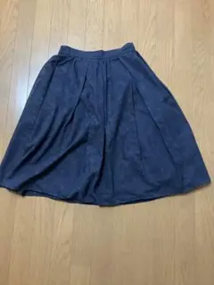 スカート　黒　ボタニカル柄