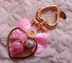 現品限り　ハートとオーロラピンクいちごのバッグチャーム　キーホルダー