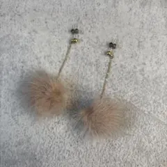 【新品】ファーボール ロングピアス ピンクベージュ ゴールドチェーン　桜