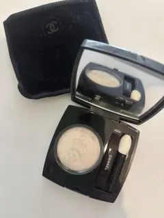 CHANEL アイシャドウ 220 Blanc Perle