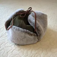ファー付きグレーとオリーブの帽子