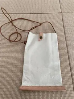 最終価格！ホワイトレザー スマホショルダーバッグ