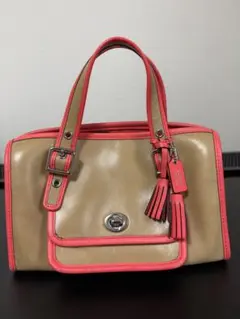 ベージュとピンクのハンドバッグ