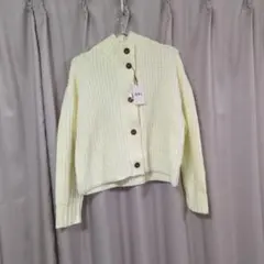 クリーム色 ボタン付きハイネックカーディガン