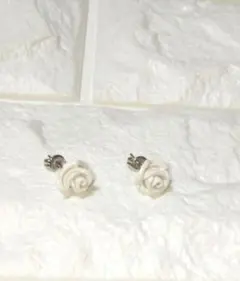 新品 未使用 ホワイト バラ型 スタッドピアス かわいい