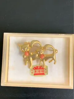 本珊瑚 猫の金色ブローチ 2匹のデザイン