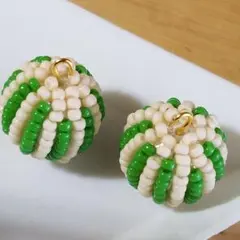 ビーズボール２つ(金具パーツ付き)