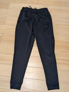 adidas ブラック ジョガーパンツ