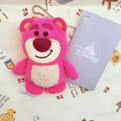 トイストーリー　ロッツォ　もこもこぬいぐるみバッジ