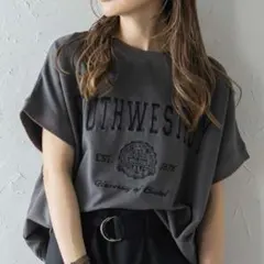 ボンジュールサガン　カレッジ刺繍ピグメントスウェットTシャツ　チャコールグレー