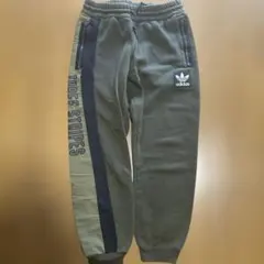 adidas オリジナルススウェットパンツ カーキ