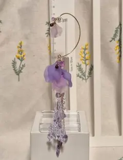 ハンドメイド　パープル系グラデーションの花びらとレースタッセルのイヤーフック　藤