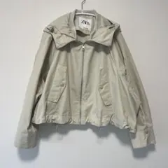 フード付きベージュクロップドジャケット