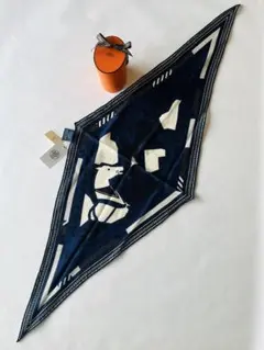 エルメス ロザンジュ ア・トゥ・ベルリンヌ　スカーフ　未使用　半額 ロザンジュ 《ア・トゥ・ベルリンヌ》 - グレー | Hermès - エルメス