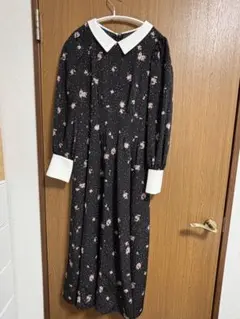 Noela 花柄長袖ワンピース 黒