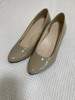 パンプス　エナメル　ベージュ