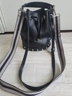 スタッズ付き 巾着型 ショルダーバッグ