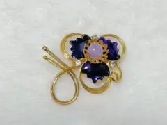 紫色の花モチーフ ブローチ