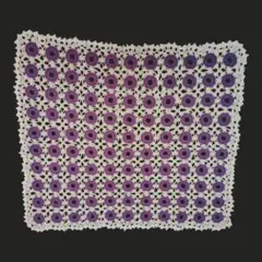 紫と白の花模様のレース編みテーブルセンター