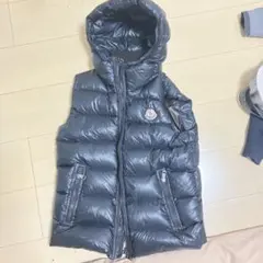 MONCLER ネイビーフード付きダウンベスト 12のサムネイル