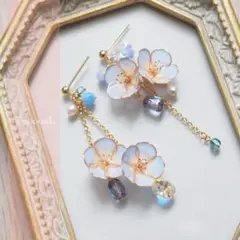 春の空色ネモフィラ　ガラスビーズの耳飾り