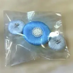 刺繍とビーズのバレッタ ブルー系 水色 ヘアクリップ ヘアピン ボタン 和