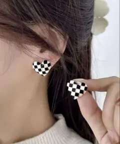 SHEIN ハート モノトーン 黒白 フラッグ チェック ピアス アクセサリーのサムネイル