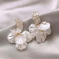 ピアス　パール調フラワーデザイン　ビジュー付き　おしゃれ　結婚式　ブライダル