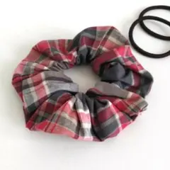 秋冬や制服にぴったり！温かみのある赤とグレーのタータンチェック柄シュシュ