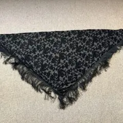 イタリア製　黒の花柄ラメ入り三角ストール フリンジ付き