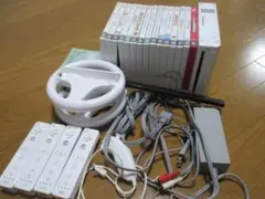 Wii本体、ソフト15本、コントローラー4個、ハンドル2個、ヌンチャク1個