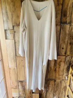 ZARA クリーム色 Vネック 長袖 ロングワンピース