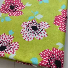 大柄のお花が咲くマスタードオリーブ色生地　布幅約110cm×50cm