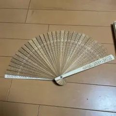 送料無料　最高級品　香木白檀透かし彫り扇子 共箱　本物保証　中国古玩骨董　センス 送料無料 時代物 香木白檀透かし彫り扇子 本物保証 中国古玩骨董