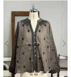 TORRAZZO DONNA 刺繍ブラウス 長袖 ブラウン　未使用　完売品のサムネイル
