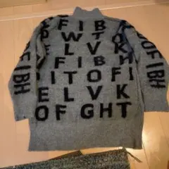 文字柄グレーセーター