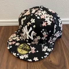 【中古品】New Era 59FIFTY NY ヤンキース キャップ 黒×桜総柄のサムネイル