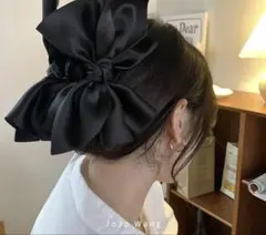 光沢のあるサテン調の黒いヘアクリップリボン