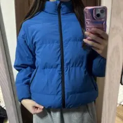 青いダウンジャケット