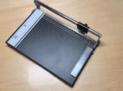 A4対応 手動裁断機 ホワイト - メルカリ