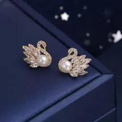 白鳥デザイン ピアス　 パールとクリスタルのモチーフのスワン型ピアス