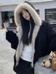 ファー付きフードの黒毛皮コート Y2k